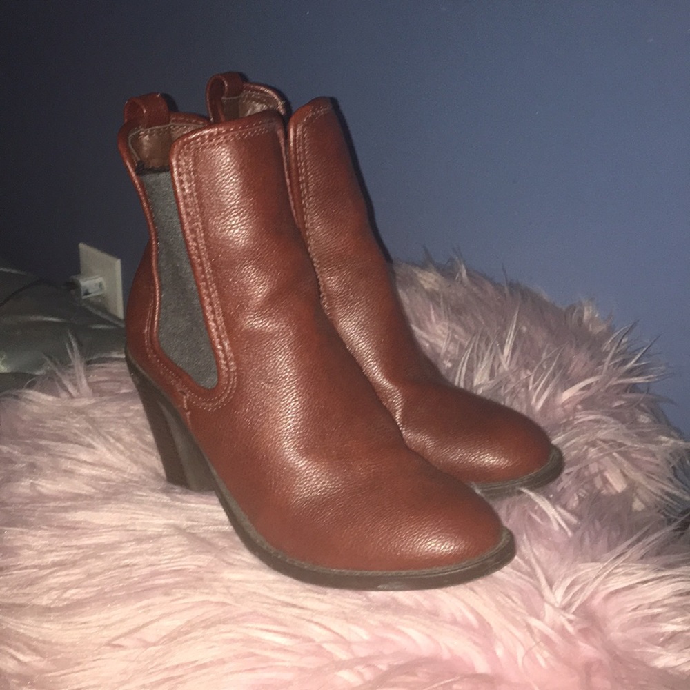 size 7.5 heeled booties